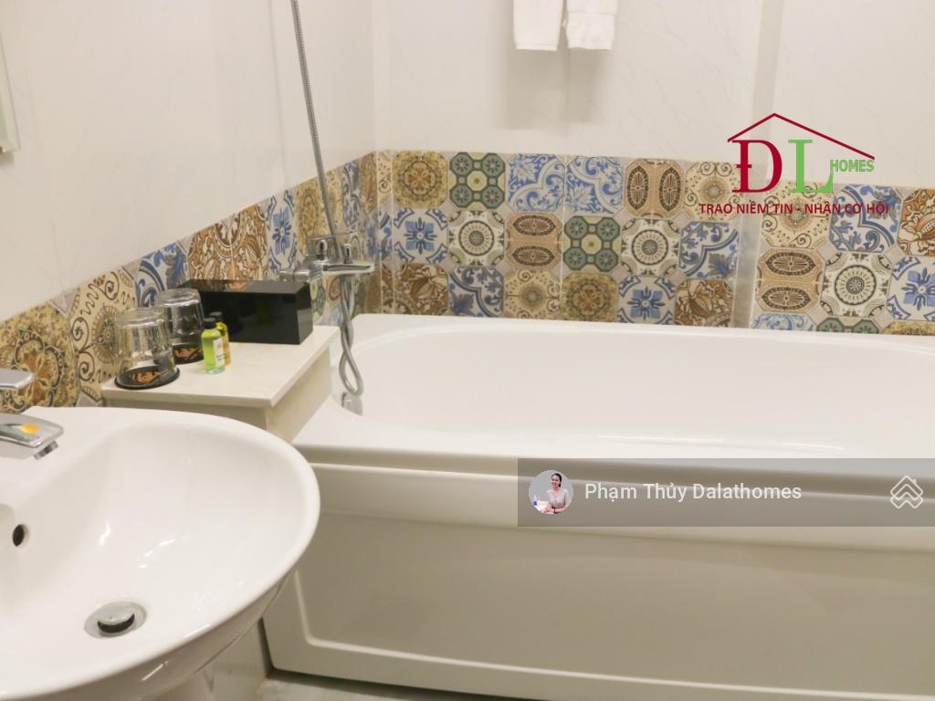 Tòa khách sạn 6 tầng mặt phố bà triệu, đà lạt, đi bộ ra hồ xuân hương chỉ 3 phút