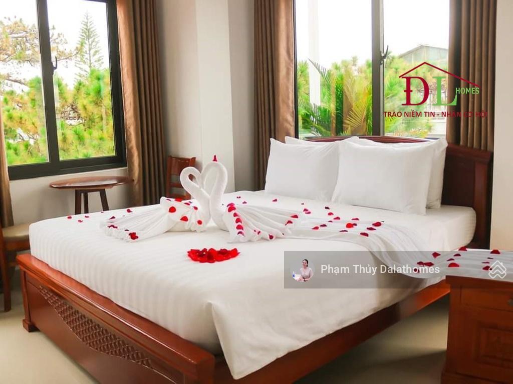 Tòa khách sạn 6 tầng mặt phố bà triệu, đà lạt, đi bộ ra hồ xuân hương chỉ 3 phút