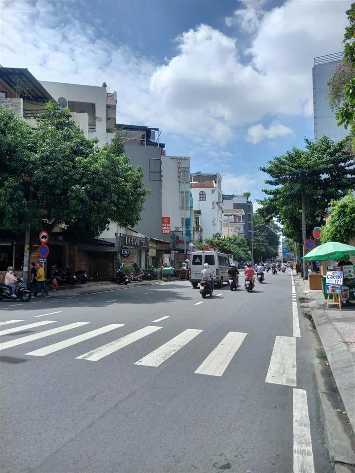 Cần bán gấp nhà 3mt thông thoáng đường đào duy anh , p9, q. phú nhuận. dt 9x28m, 4 tầng