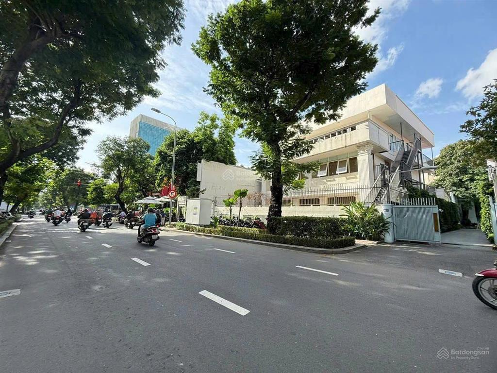 Cần bán nhà 2mt trương định, phường võ thị sáu, quận 3. dt 20m x 40m, dtcn 816m2. giá bán 450 tỷ