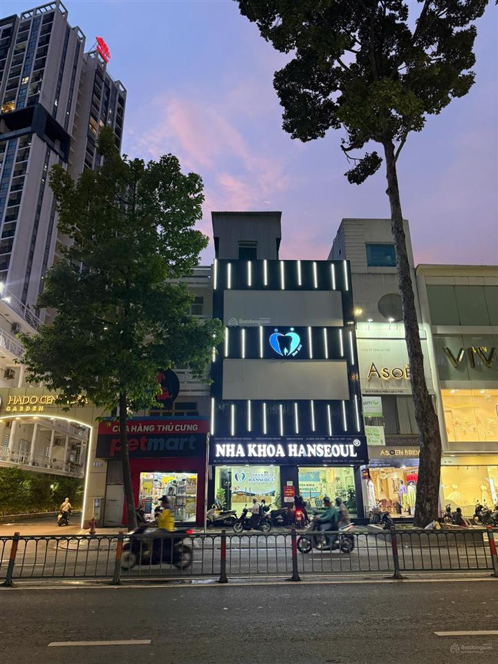 Cần bán nhà mt đường 3/2, p12, q10. dt 4.2x27m, 3 tầng. hđt 83 triệu/tháng. giá bán 52.5 tỷ tl