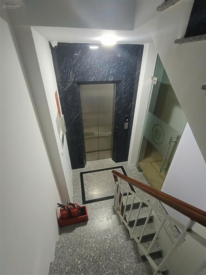 Ct nhà cự lộc 108 nguyễn trãi, thanh xuân, có chỗ đỗ xe ô tô dt 120m2 mt 6m 6 tầng thang máy. 65tr