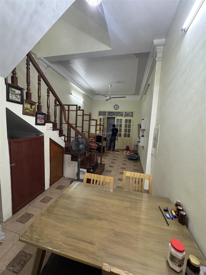 Cho thuê nhà riêng ngõ 84 ngọc khánh, dt 40m2 x 5t, có 3 ngủ đủ đồ, nhà mới, giá 15 triệu/tháng