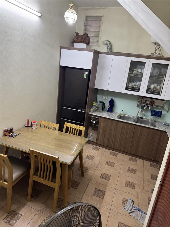 Cho thuê nhà riêng ngõ 84 ngọc khánh, dt 40m2 x 5t, có 3 ngủ đủ đồ, nhà mới, giá 15 triệu/tháng