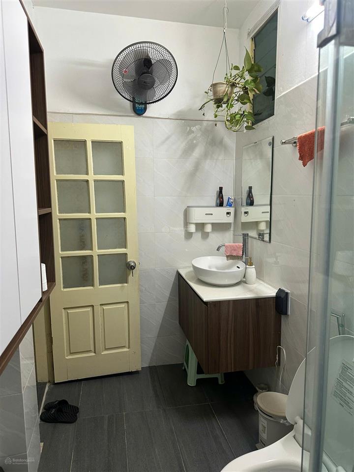 Cho thuê nhà riêng ngõ 84 ngọc khánh, dt 40m2 x 5t, có 3 ngủ đủ đồ, nhà mới, giá 15 triệu/tháng
