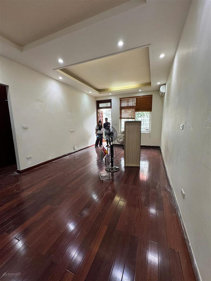 Cho thuê sàn văn phòng ngõ 44 đỗ quang dt 50m, thang máy, ô tô đỗ cửa, có chỗ để ô tô, giá 8 tr