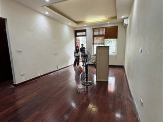 Cho thuê sàn văn phòng ngõ 44 đỗ quang dt 50m, thang máy, ô tô đỗ cửa, có chỗ để ô tô, giá 8 tr