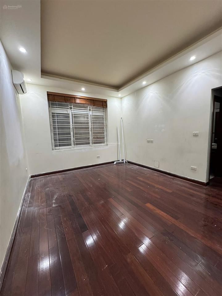 Cho thuê sàn văn phòng ngõ 44 đỗ quang dt 50m, thang máy, ô tô đỗ cửa, có chỗ để ô tô, giá 8 tr