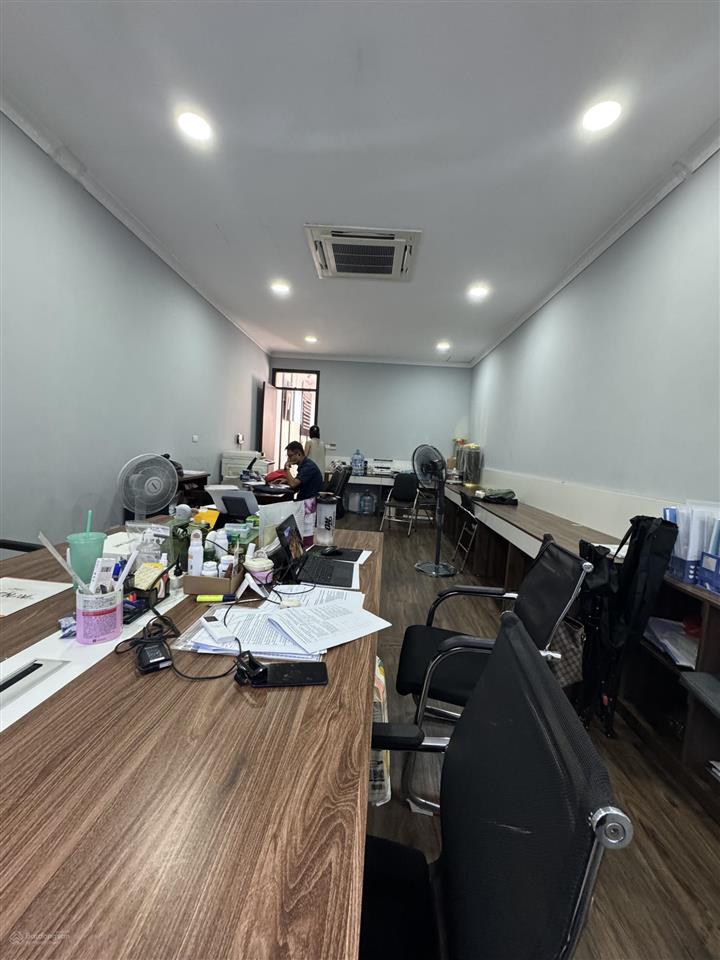 Cho thuê sàn văn phòng phố tuệ tĩnh dt 50m2, thang máy, hầm để xe, ô tô đỗ cửa, giá 10 triệu