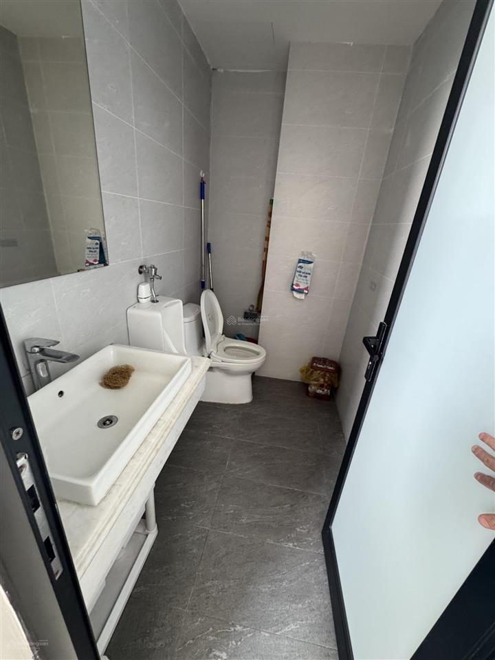 Cho thuê sàn văn phòng phố tuệ tĩnh dt 50m2, thang máy, hầm để xe, ô tô đỗ cửa, giá 10 triệu