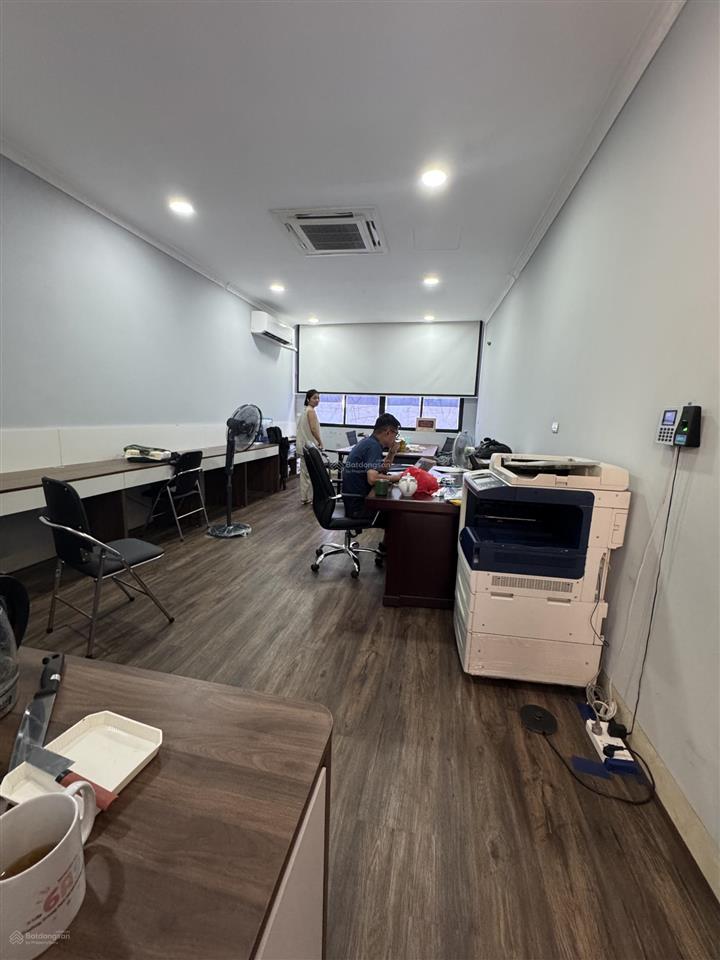 Cho thuê sàn văn phòng phố tuệ tĩnh dt 50m2, thang máy, hầm để xe, ô tô đỗ cửa, giá 10 triệu
