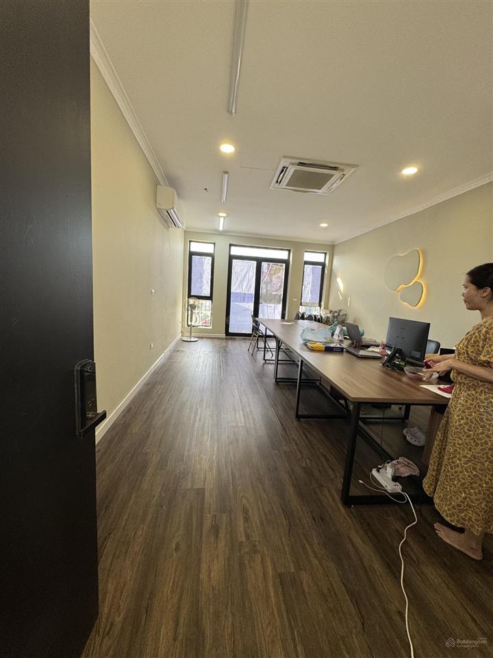 Cho thuê sàn văn phòng phố tuệ tĩnh dt 50m2, thang máy, hầm để xe, ô tô đỗ cửa, giá 10 triệu