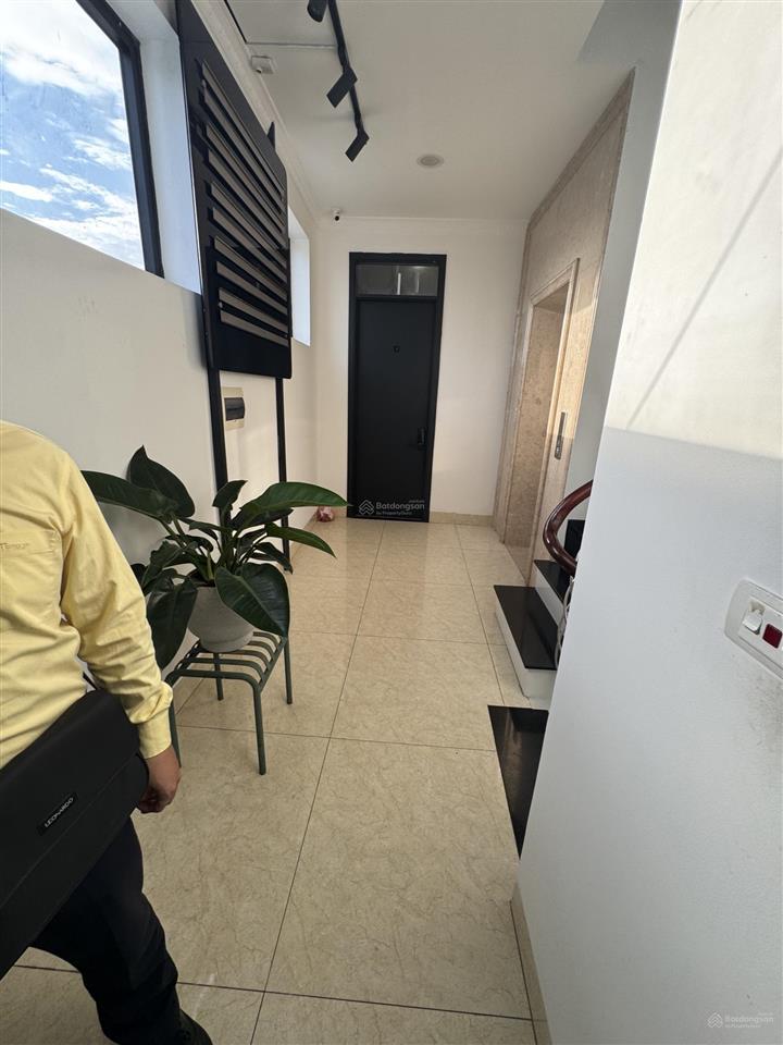 Cho thuê sàn văn phòng phố tuệ tĩnh dt 50m2, thang máy, hầm để xe, ô tô đỗ cửa, giá 10 triệu