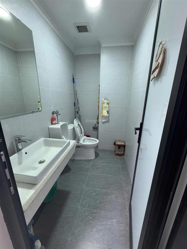 Cho thuê sàn văn phòng phố tuệ tĩnh dt 50m2, thang máy, hầm để xe, ô tô đỗ cửa, giá 10 triệu