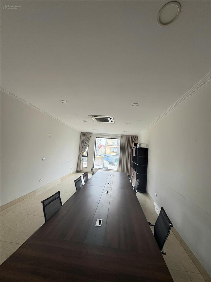 Cho thuê sàn văn phòng phố tuệ tĩnh dt 50m2, thang máy, hầm để xe, ô tô đỗ cửa, giá 10 triệu