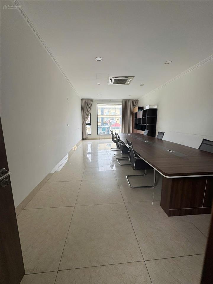 Cho thuê sàn văn phòng phố tuệ tĩnh dt 50m2, thang máy, hầm để xe, ô tô đỗ cửa, giá 10 triệu