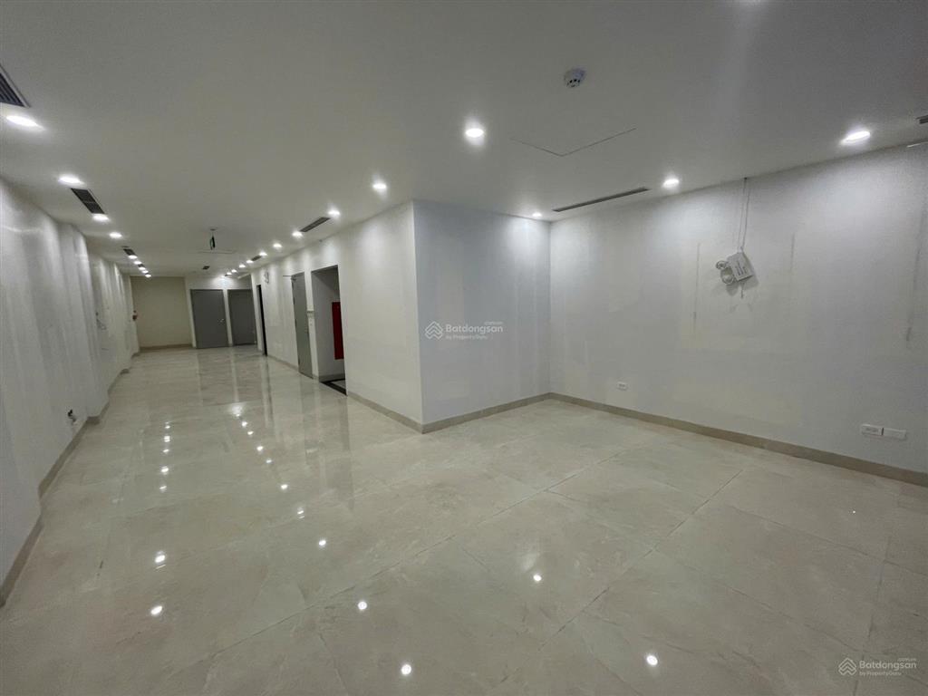 Cho thuê nhà mặt phố tuệ tĩnh dt 120m2, mt 8m, nhà mới thông sàn, hầm để xe, giá 36 tr/th