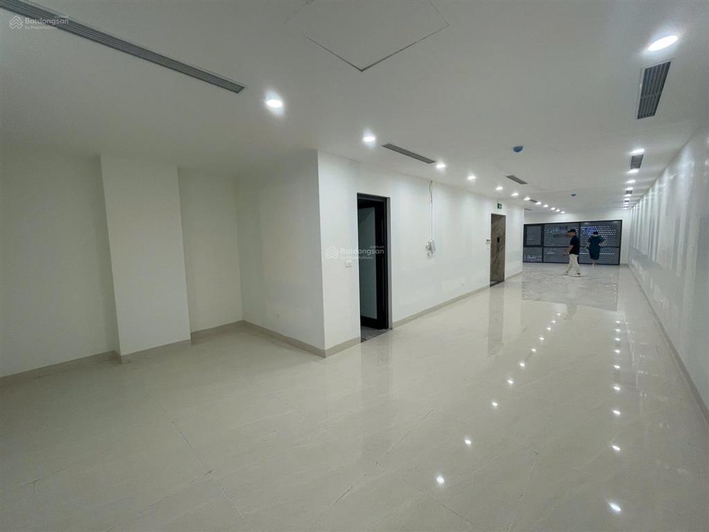 Cho thuê nhà mặt phố tuệ tĩnh dt 120m2, mt 8m, nhà mới thông sàn, hầm để xe, giá 36 tr/th