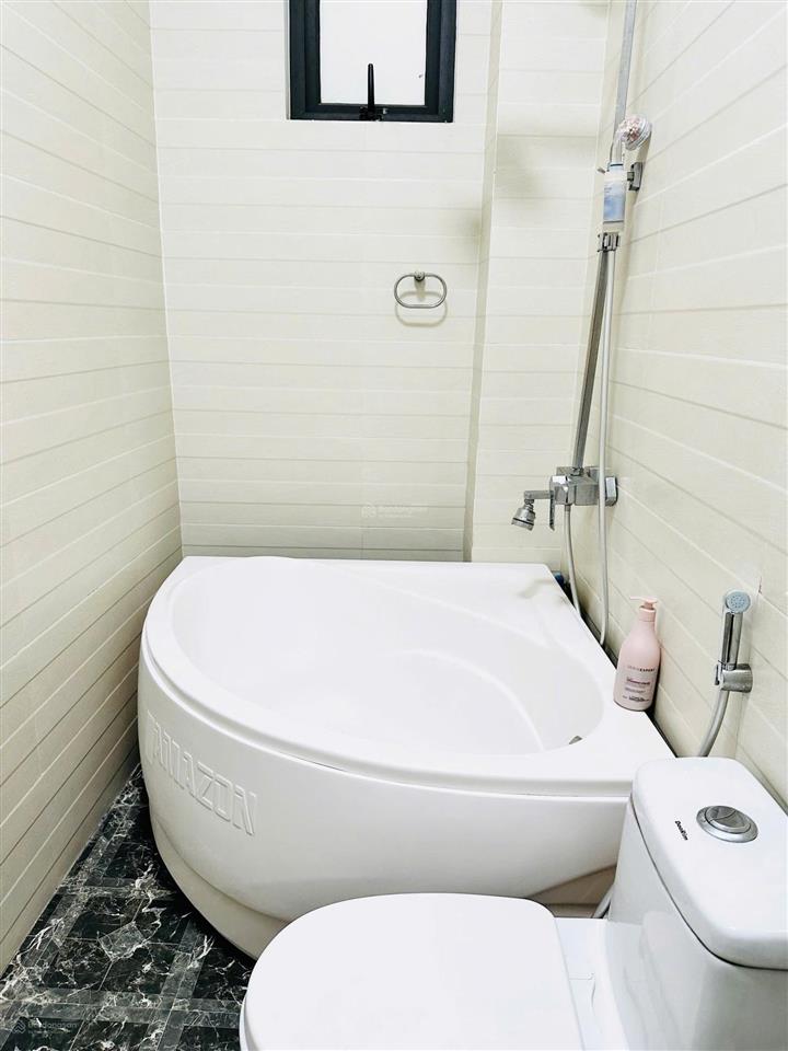 Cho thuê nhà riêng ngõ 219 bồ đề, dt 60m2 x 4t, mt 7m, sân vườn 140m2, nhà mới như ảnh, giá 28 tr