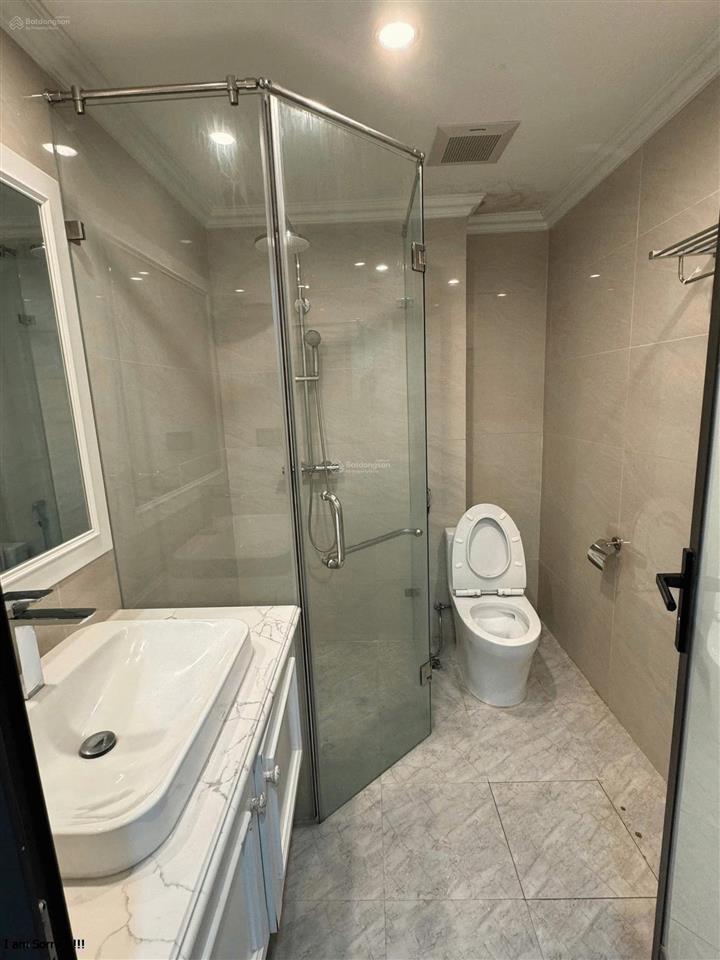 Cho thuê nhà riêng ngõ 51 lãng yên, dt 40m2 x 4,5t, có 4 ngủ full đồ xịn, nhà mới, giá 15 triệu
