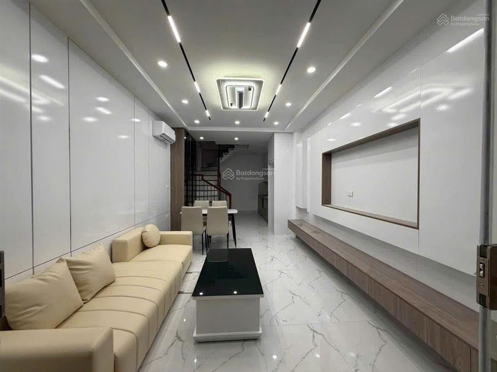 Cho thuê nhà riêng ngõ 211 hoàng hoa thám, dt 40m2 x 6t, có 3 ngủ full đồ xịn, nhà mới, giá 15 tr