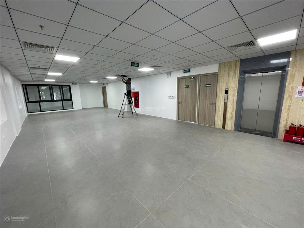 Cho thuê nhà mặt phố nguyễn du dt 180m2, mt 8m, nhà có hầm để xe, vị đẹp phố, giá 50 tr/th