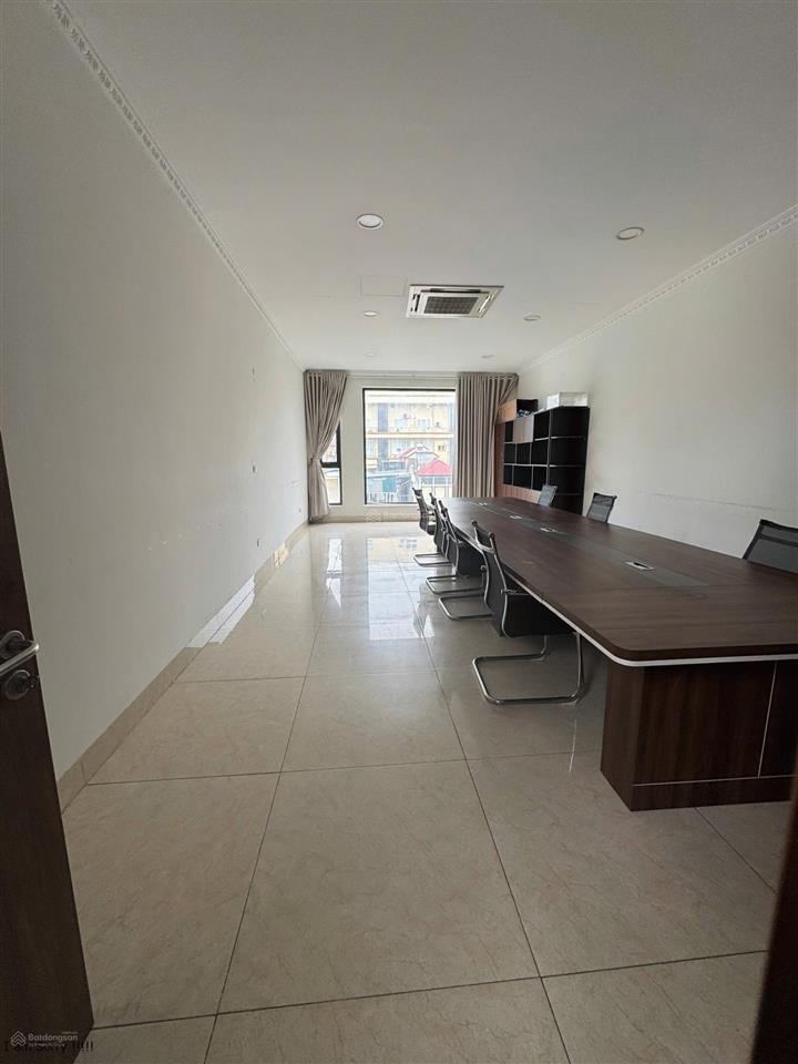 Cho thuê sàn văn phòng phố tuệ tĩnh dt 50m2, thang máy, hầm để xe, ô tô đỗ cửa, giá 10 triệu