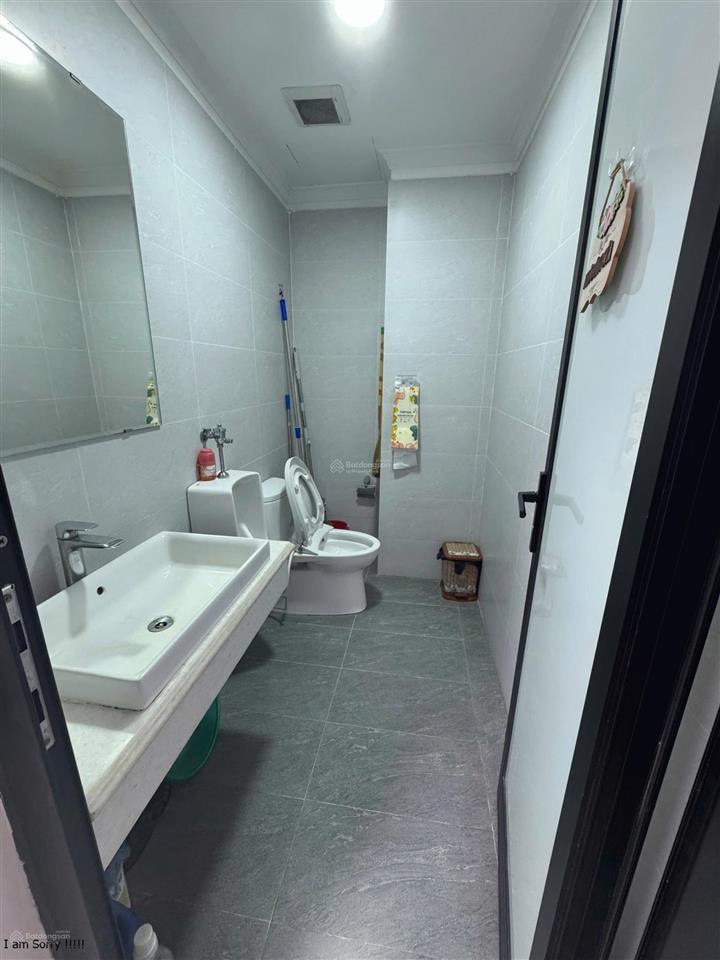 Cho thuê sàn văn phòng phố tuệ tĩnh dt 50m2, thang máy, hầm để xe, ô tô đỗ cửa, giá 10 triệu