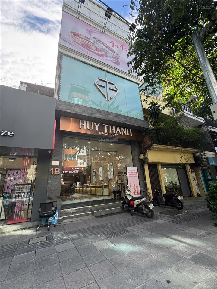 Cho thuê nhà mặt phố hàng bài dt 80m2 x 2 tầng, mt 5m, vị trí ngay ngã tư, giá 60 tr/th