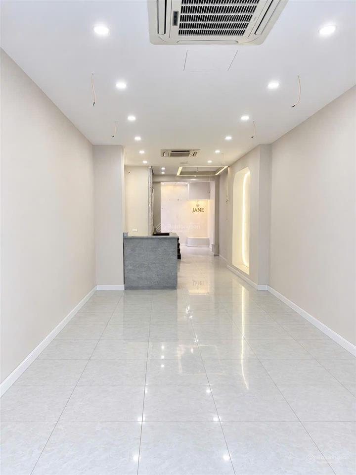 Cho thuê nhà mặt phố hàng bài dt 80m2 x 2 tầng, mt 5m, vị trí ngay ngã tư, giá 60 tr/th
