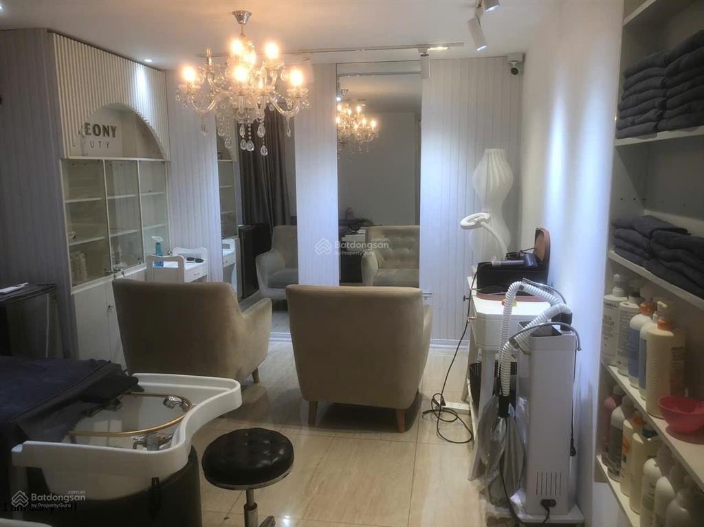 Cho thuê nhà mặt phố nguyễn du dt 100m2, mt 8m, nhà có hầm để xe, ô tô đỗ cửa. giá 35 tr/th