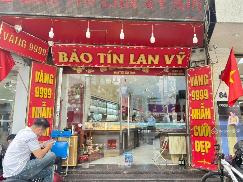 Cho thuê cửa hàng mặt phố hàm long, q. hoàn kiếm, dt 50m2, mặt tiền 6m, giá 25tr.  0886 248 ***