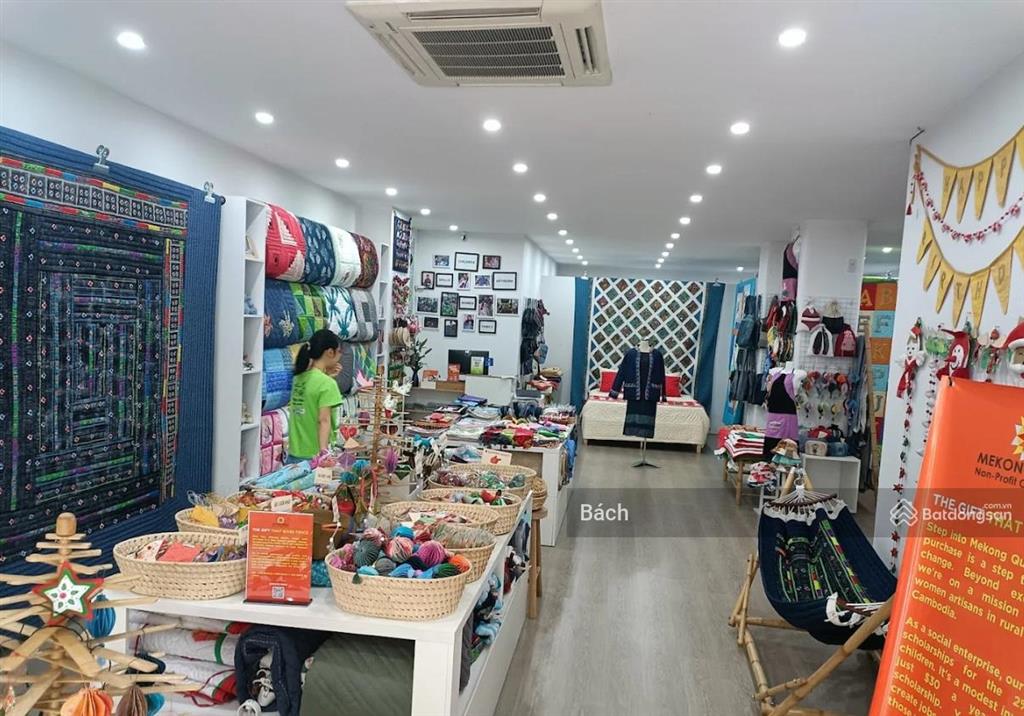 Làm gì còn!!! mặt phố hàng đào  dt 100m2 x 2 tầng  mt 6m  giá 300tr/tháng.  0886 248 *** bách