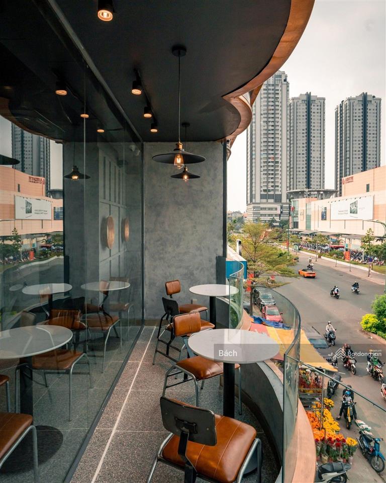 View hồ gươm tầng 2  100m² có ban công  chỉ 40 triệu/tháng.  0886 248 ***