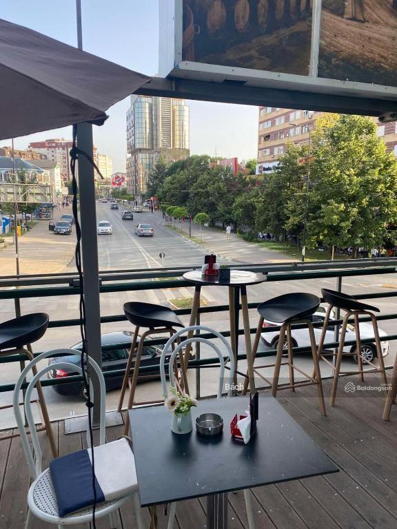 View hồ gươm tầng 2  100m² có ban công  chỉ 40 triệu/tháng.  0886 248 ***