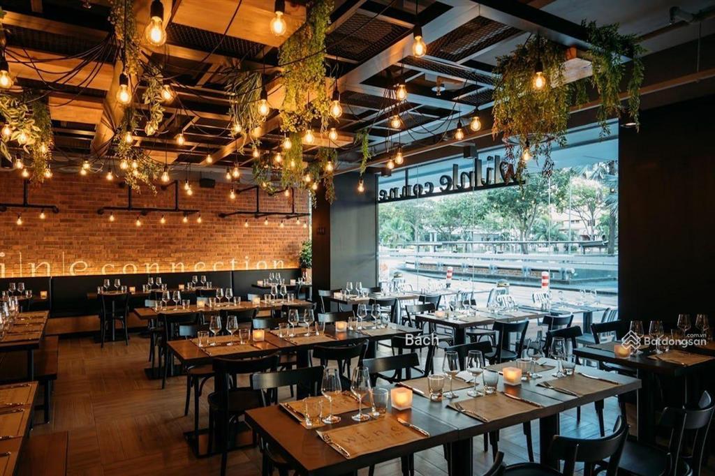 Cho thuê nhà mặt phố hàng bông, dt 200m2  5 tầng  mt 10m  nhà thông sàn, hợp kinh doanh f&b.
