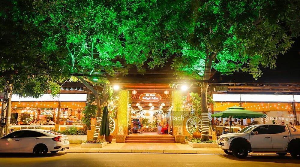 Cho thuê biệt thự sân vườn mặt phố bùi thị xuân, dt 420m2, 3 tầng, mt 18m.  0886 248 *** bách