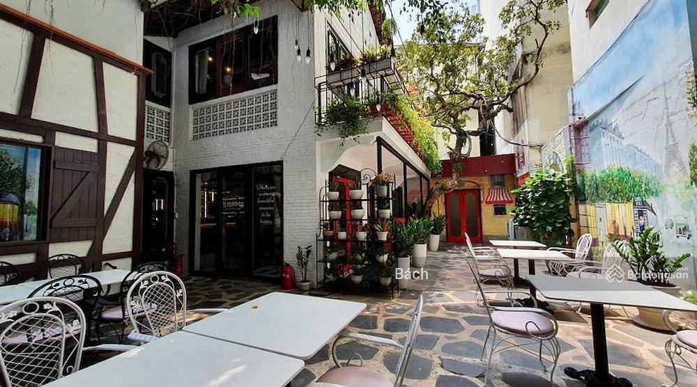 Cho thuê biệt thự sân vườn mặt phố bùi thị xuân, dt 420m2, 3 tầng, mt 18m.  0886 248 *** bách