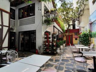 Cho thuê biệt thự sân vườn mặt phố bùi thị xuân, dt 420m2, 3 tầng, mt 18m.  0886 248 *** bách