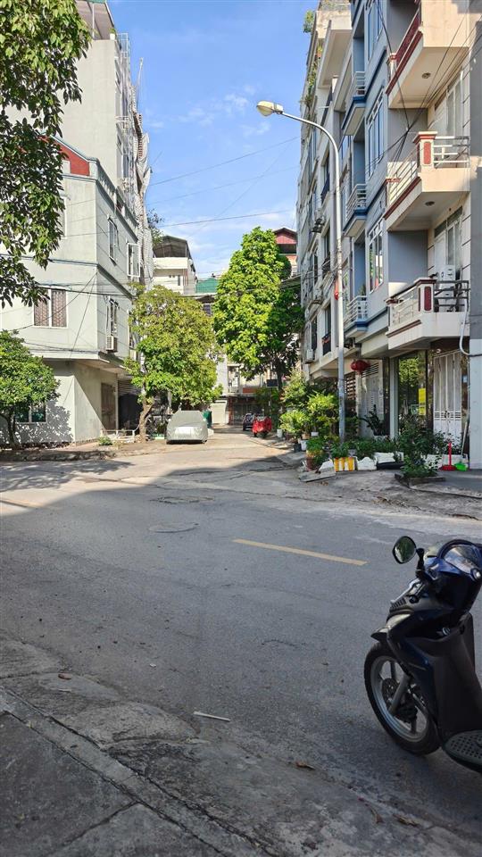 Bán nhà xa lavăn quán, hà đôngngõ xe 7 chỗ vào nhà, tiếp giáp đường vỉa hè ô tô tránh kdt xa la