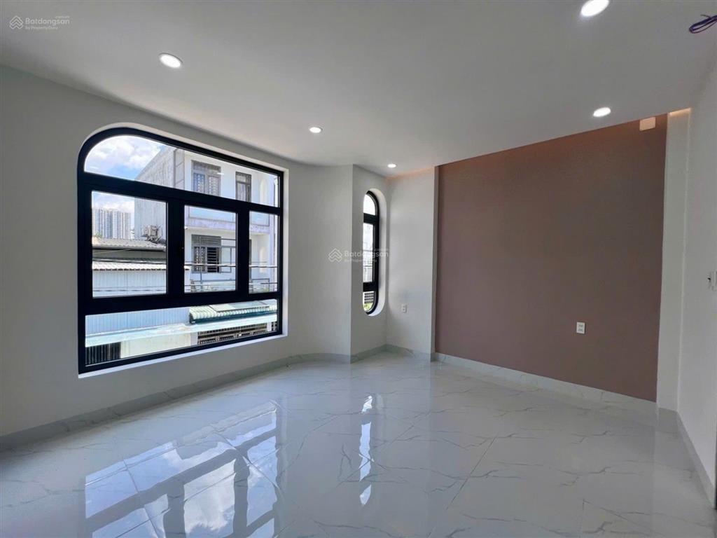 Bán nhà 1 trệt 2 lầu cách vinhomes quận 9 500m hoàn thiện pháp lý sổ hồng giá bán 4,5 tỷ còn tl