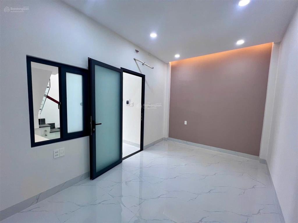 Bán nhà 1 trệt 2 lầu cách vinhomes quận 9 500m hoàn thiện pháp lý sổ hồng giá bán 4,5 tỷ còn tl