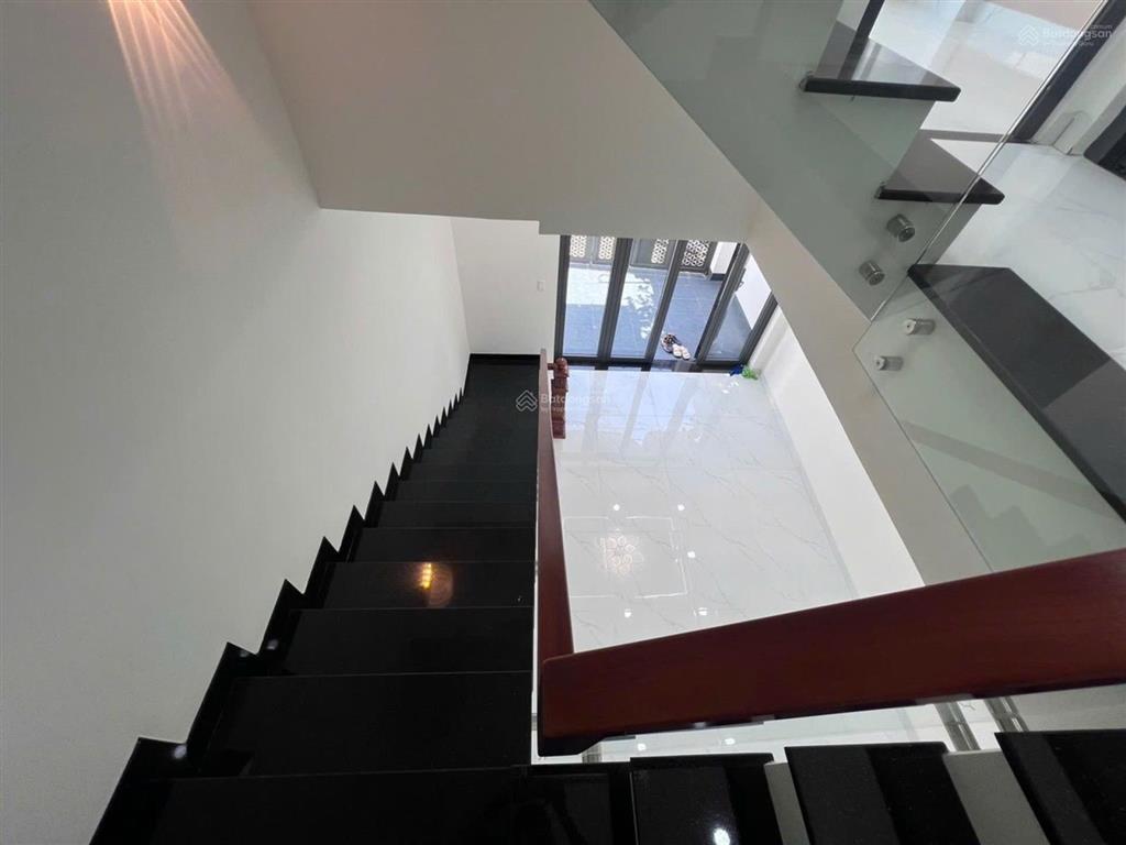 Bán nhà 1 trệt 2 lầu cách vinhomes quận 9 500m hoàn thiện pháp lý sổ hồng giá bán 4,5 tỷ còn tl