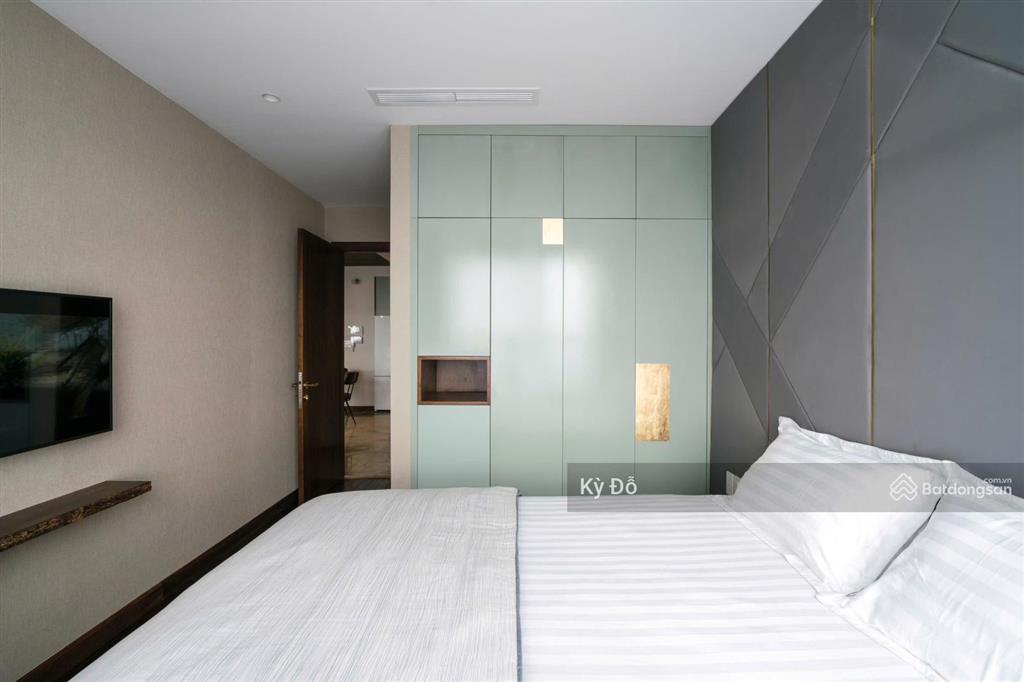 Bán căn hộ chung cư oriental plaza, 106m2, 3pn, giá 5.5 tỷ, sổ hồng.  0932 248 ***