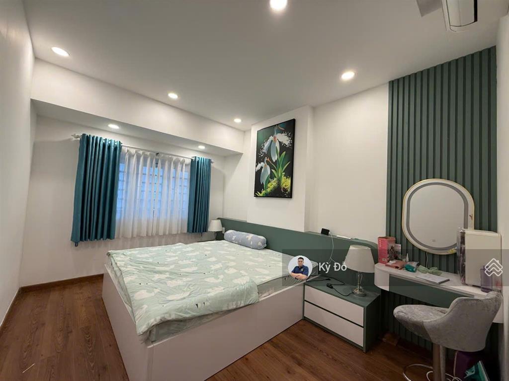 Chính chủ bán căn hộ oriental plaza, 83m2, 2pn, 2wc, giá 4.3 tỷ, sổ hồng,  0932 248 ***