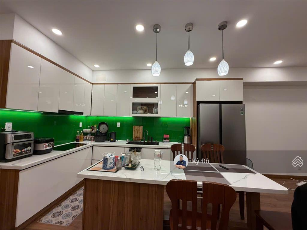 Chính chủ bán căn hộ oriental plaza, 83m2, 2pn, 2wc, giá 4.3 tỷ, sổ hồng,  0932 248 ***
