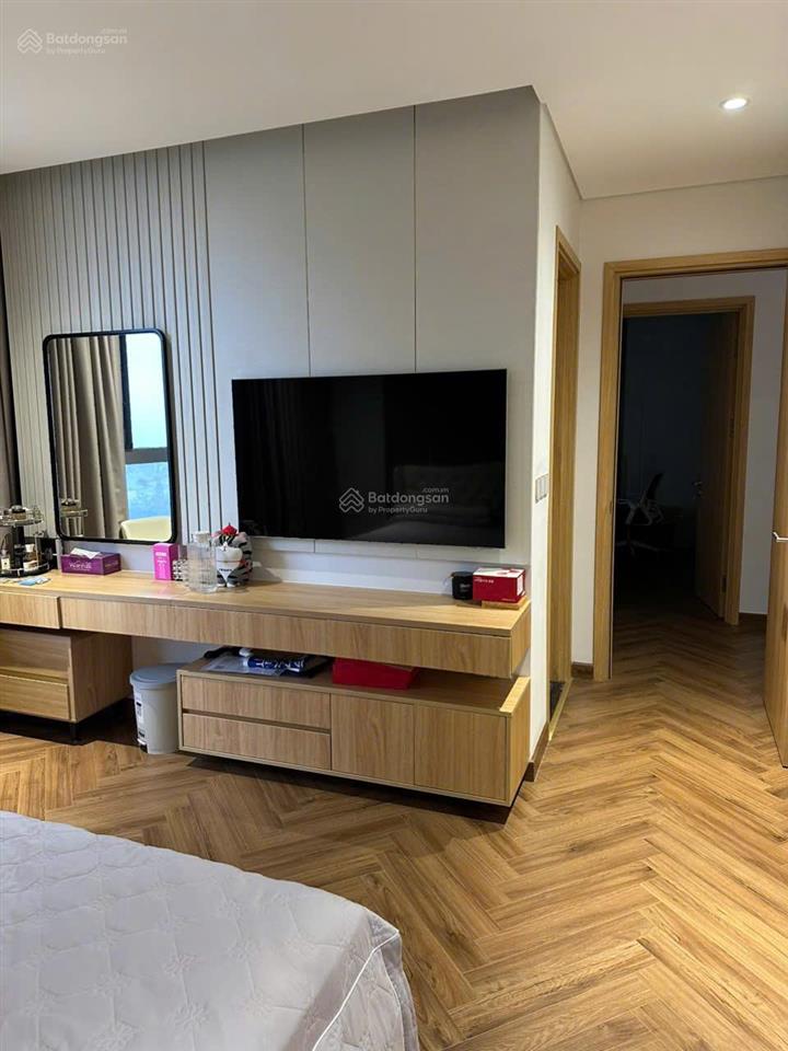 Chính chủ cần bán căn góc 3 ngủ 137m2 tầng trung, nội thất đẹp vinhomes nguyễn chí thanh. giá 16 tỷ
