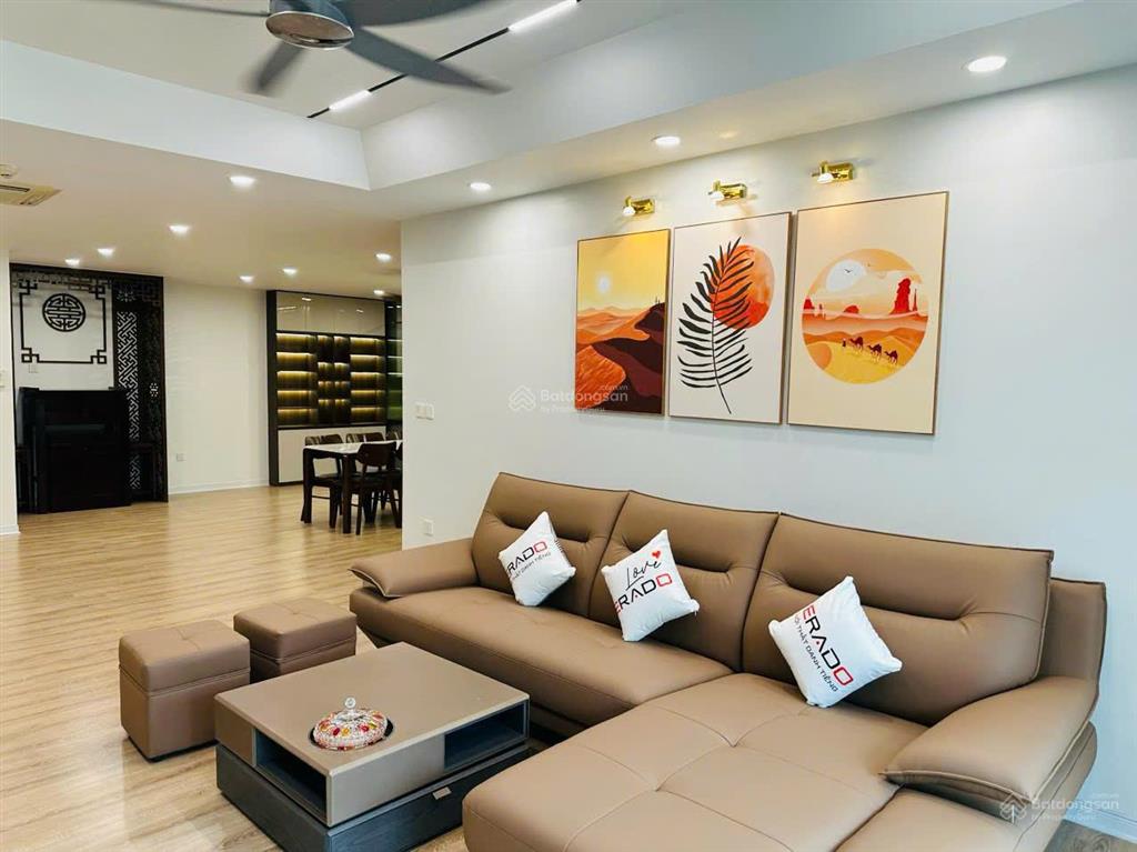 Chính chủ cần bán gấp căn hộ 172m2, 3 phòng ngủ,2wc tại mandarin hoàng minh giám. giá 120 triệu/m2