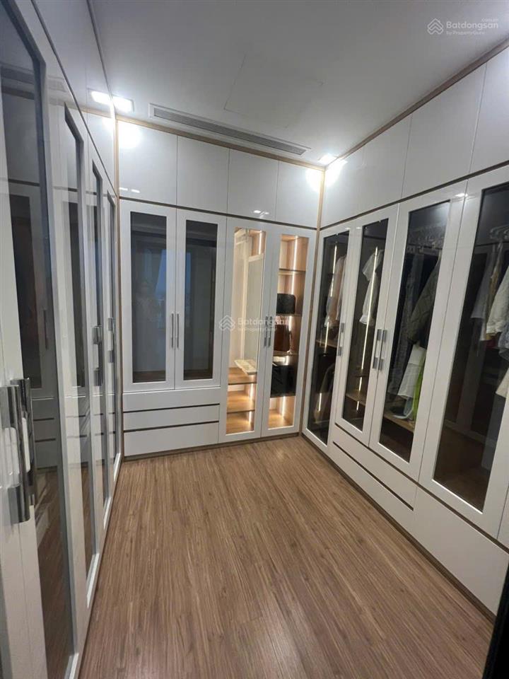 Bán căn 115m2 ,3 ngủ nội thất đồ đẹp,tầng trên 22,hướng đông nam giá 24tỷ tại vinhomes metropolis