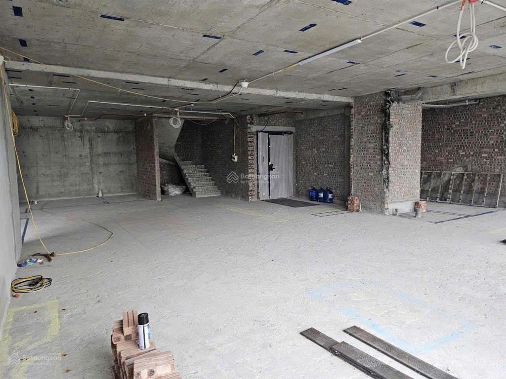 Chính chủ bán căn penthouse thô 361m2 tại hong kong tower,đống đa. sổ đỏ chính chủ,giá rẻ hơn 30 tỷ